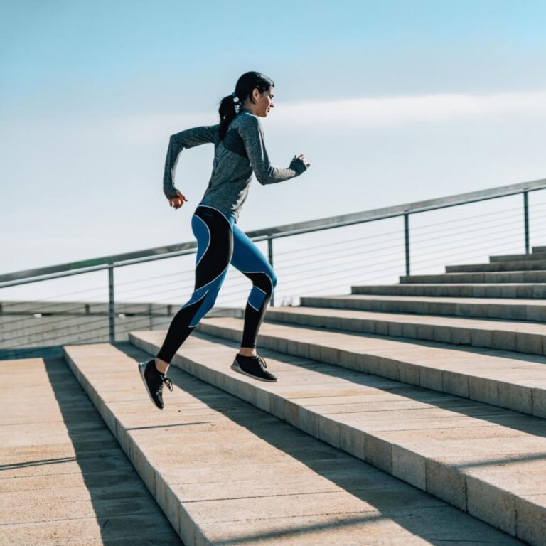 Atividade intensa por poucos minutos ao dia reduz o risco de doenças graves, segundo estudo. Veja como incluir exercícios rápidos na rotina e melhorar a saúde.