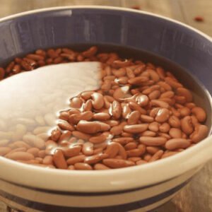 Feijão de molho: descubra por que deixar o feijão de molho melhora a digestão, reduz o tempo de cozimento e deixa os grãos mais macios e nutritivos.