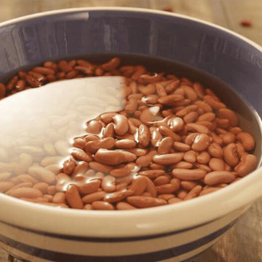 Feijão de molho: descubra por que deixar o feijão de molho melhora a digestão, reduz o tempo de cozimento e deixa os grãos mais macios e nutritivos.