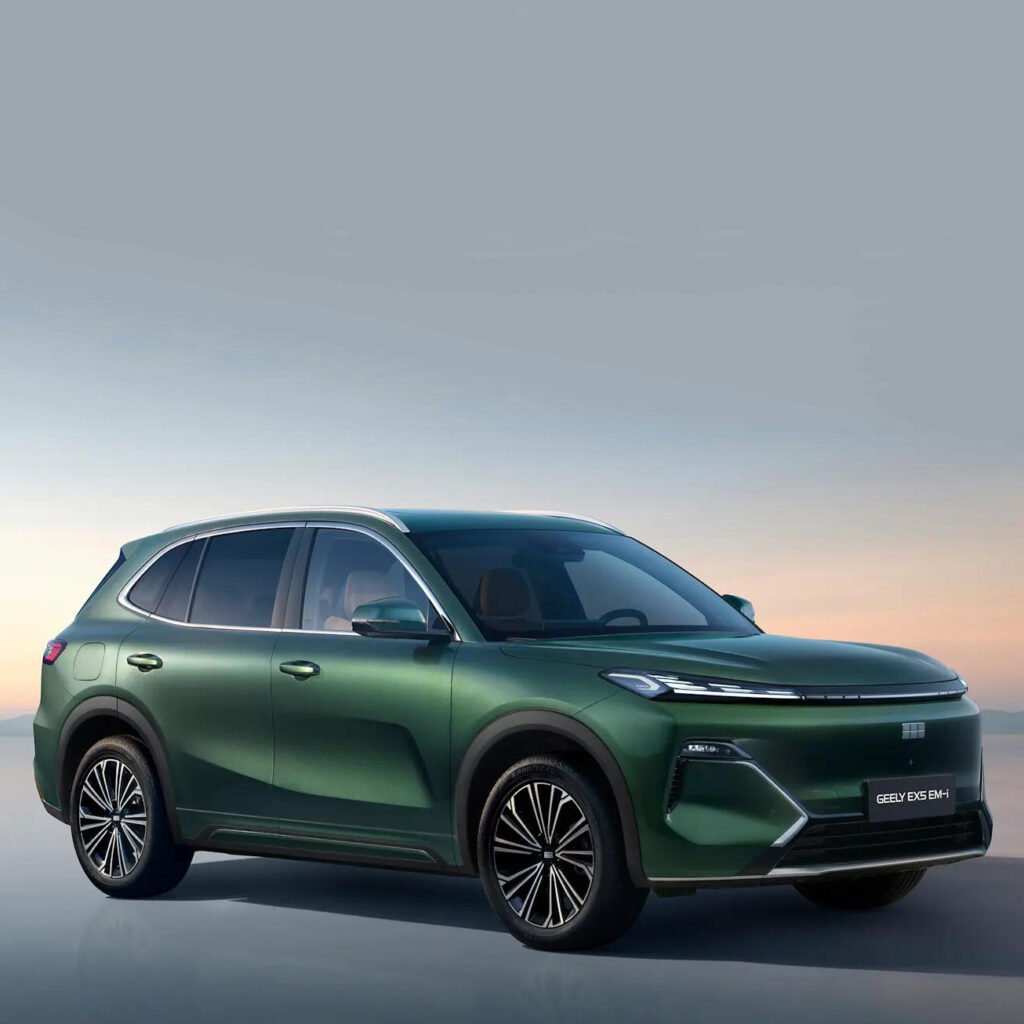 Sistema híbrido Geely com inteligência artificial promete até 45 km/l e desafia a Toyota. Conheça o novo motor híbrido com inteligência artificial