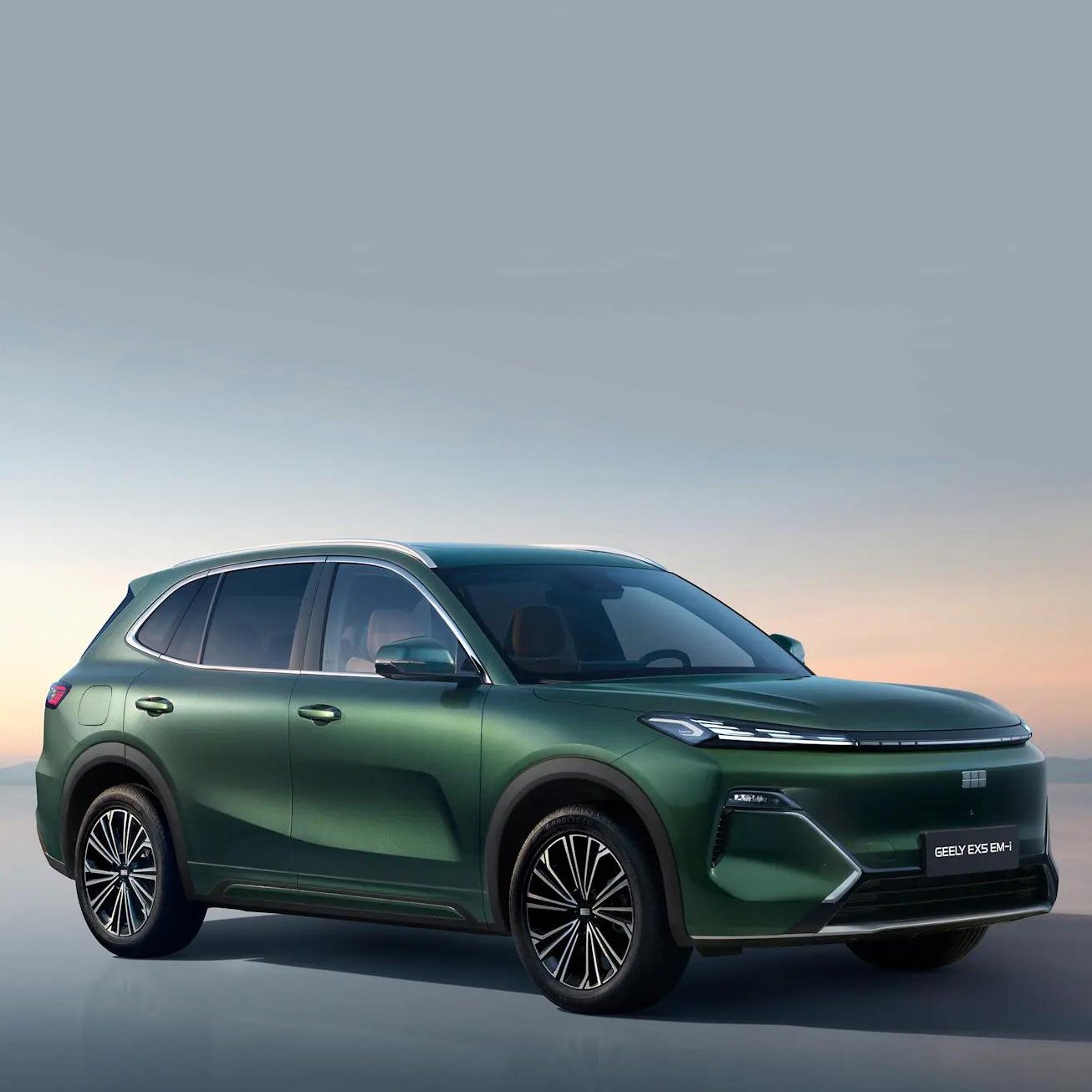 Sistema híbrido Geely com inteligência artificial promete até 45 km/l e desafia a Toyota. Conheça o novo motor híbrido com inteligência artificial