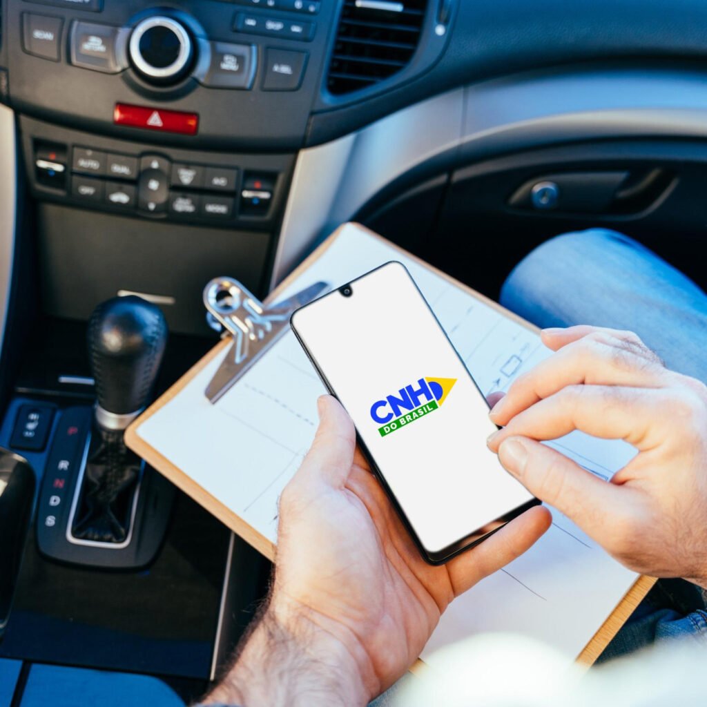 CNH 2026: veja como funciona a renovação automática CNH gratuita, quem tem direito, requisitos e como ativar o benefício sem ir ao Detran