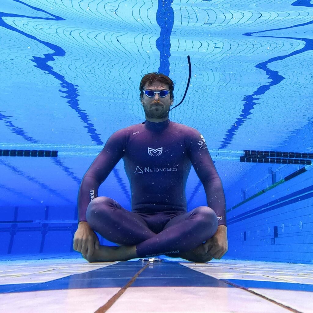 Recorde de apneia impressiona: homem consegue ficar sem respirar por 29 minutos debaixo d’água e supera marca mundial com técnica avançada.