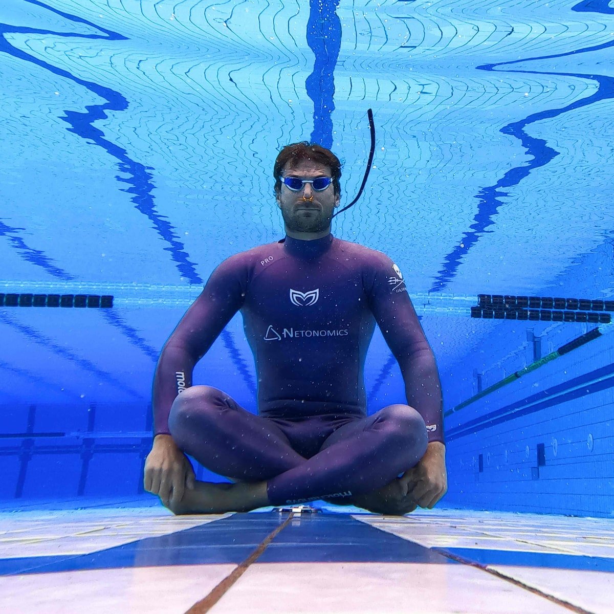 Recorde de apneia impressiona: homem consegue ficar sem respirar por 29 minutos debaixo d’água e supera marca mundial com técnica avançada.