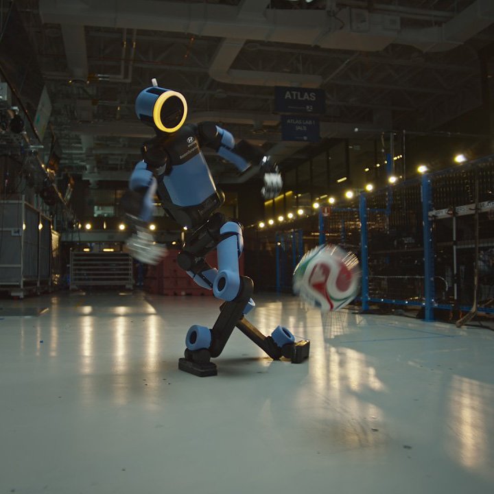 Robô Atlas aprende futebol em campanha da Hyundai, realiza pênalti, dribles e chute de letra sem CGI, destacando avanços da robótica e da inteligência artificial.