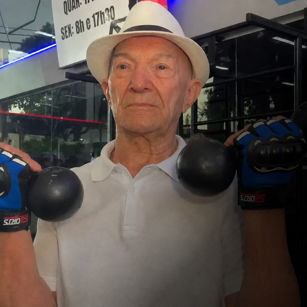 Antônio Medeiros, idoso de 102 anos de Bauru, mantém atividade física cinco vezes por semana e aponta a longevidade saudável como resultado da disciplina.