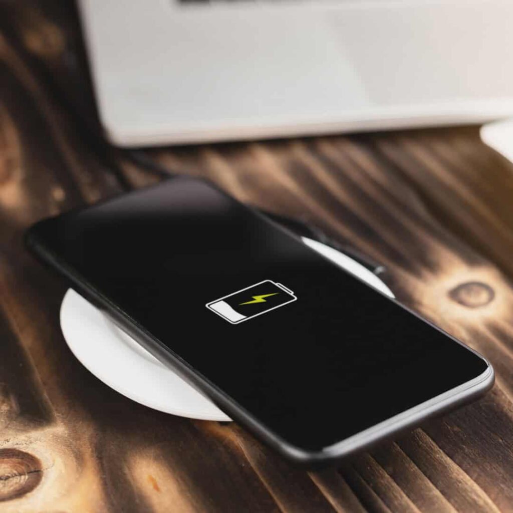 Carregador sem fio pode aumentar a conta de luz? Entenda por que essa tecnologia consome mais energia, quando o impacto aparece e como economizar.